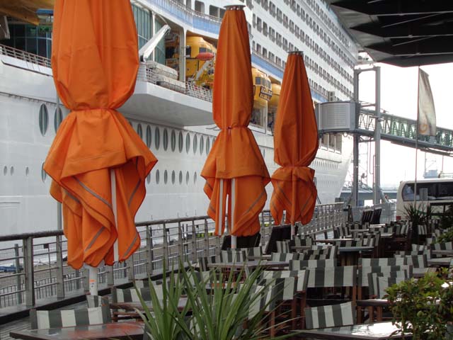 Cruiseschip ms Explorer of the Seas van Royal Caribbean Cruises Ltd. aan de Cruise Terminal Rotterdam